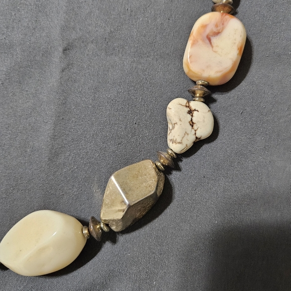 Stone like beads necklace - Picture 3 of 6